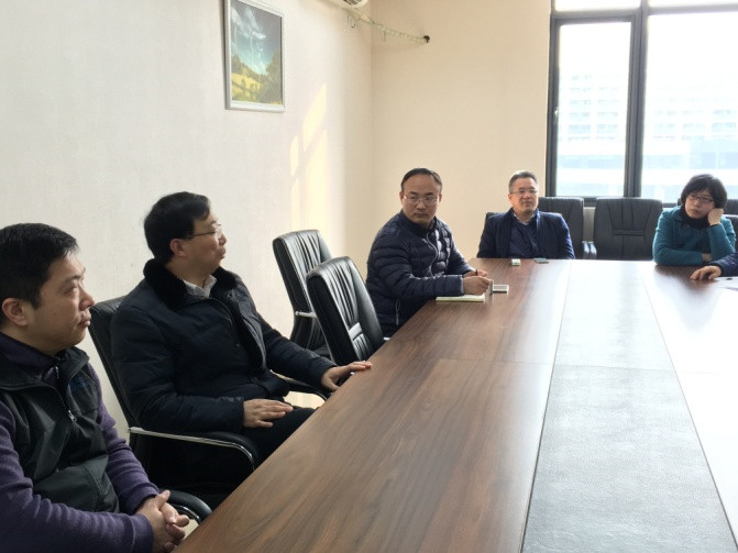 图3自动化学院姜斌院长和电气工程党支部党员们进行讨论和交流_副本.jpg